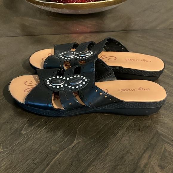 9.5 MED EASY STREET BLACK & TAN & RHINESTONE SANDALS - Picture 2 of 5